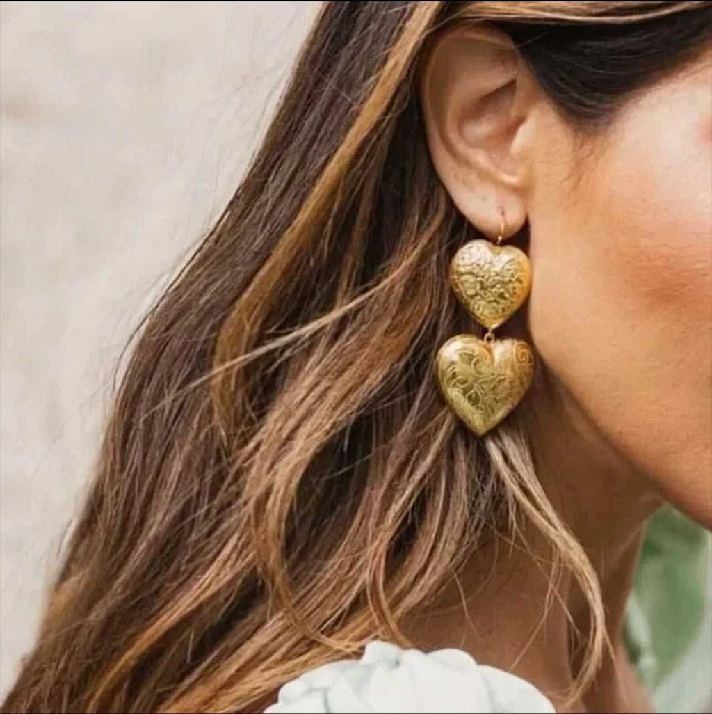 gold heart-shaped earrings 