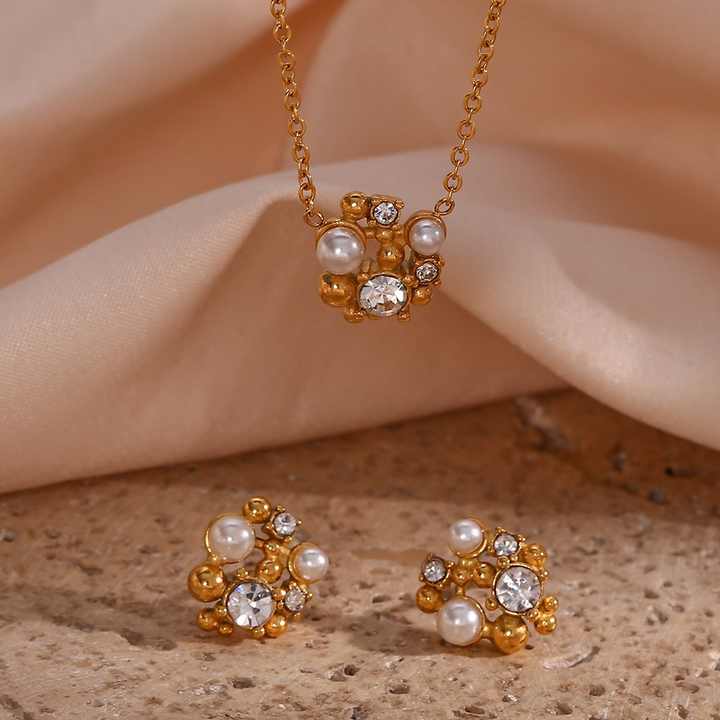 Orna Classic Pearl Pendant Set