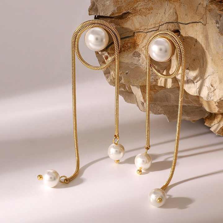 Gold chain earrings with pearls 