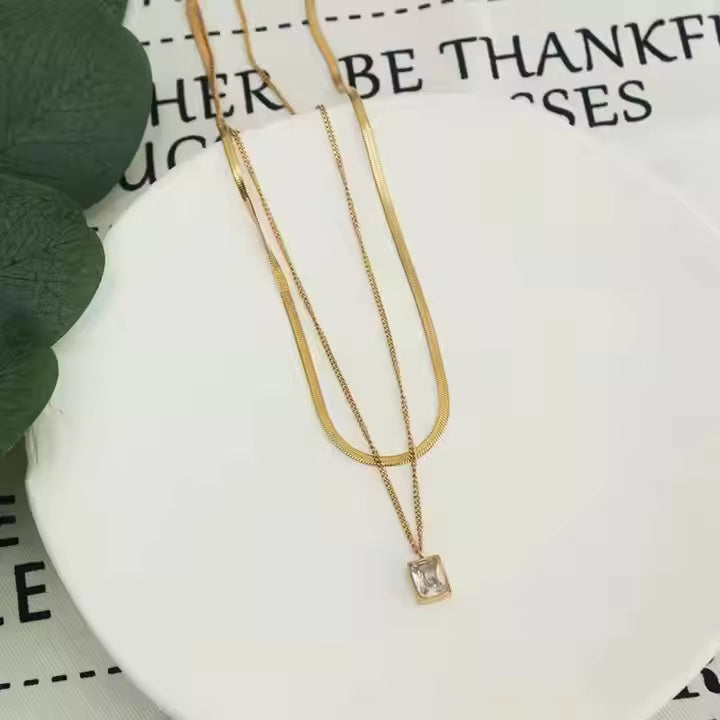 Gold necklaces with a pendant 