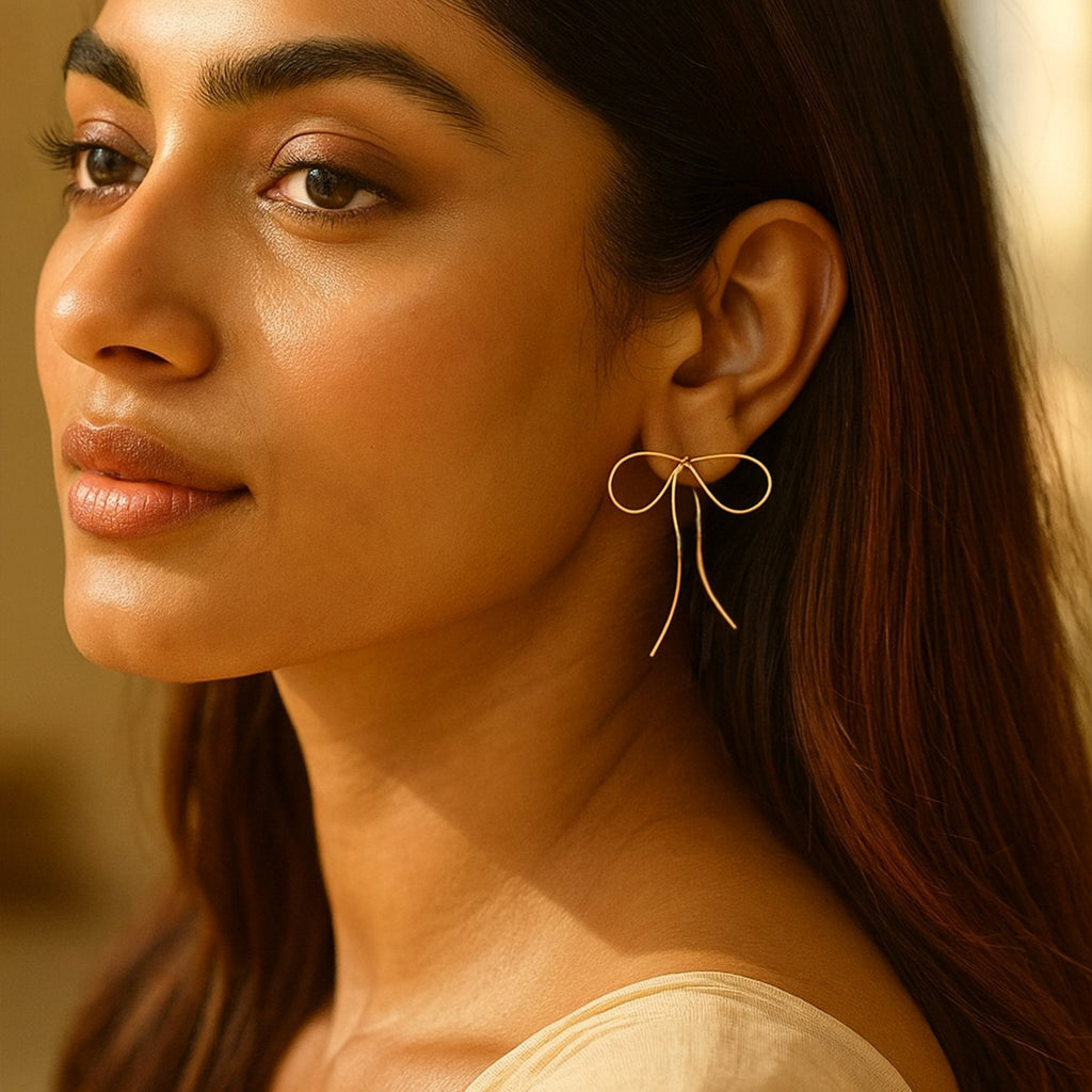 gold bow-shaped earring 